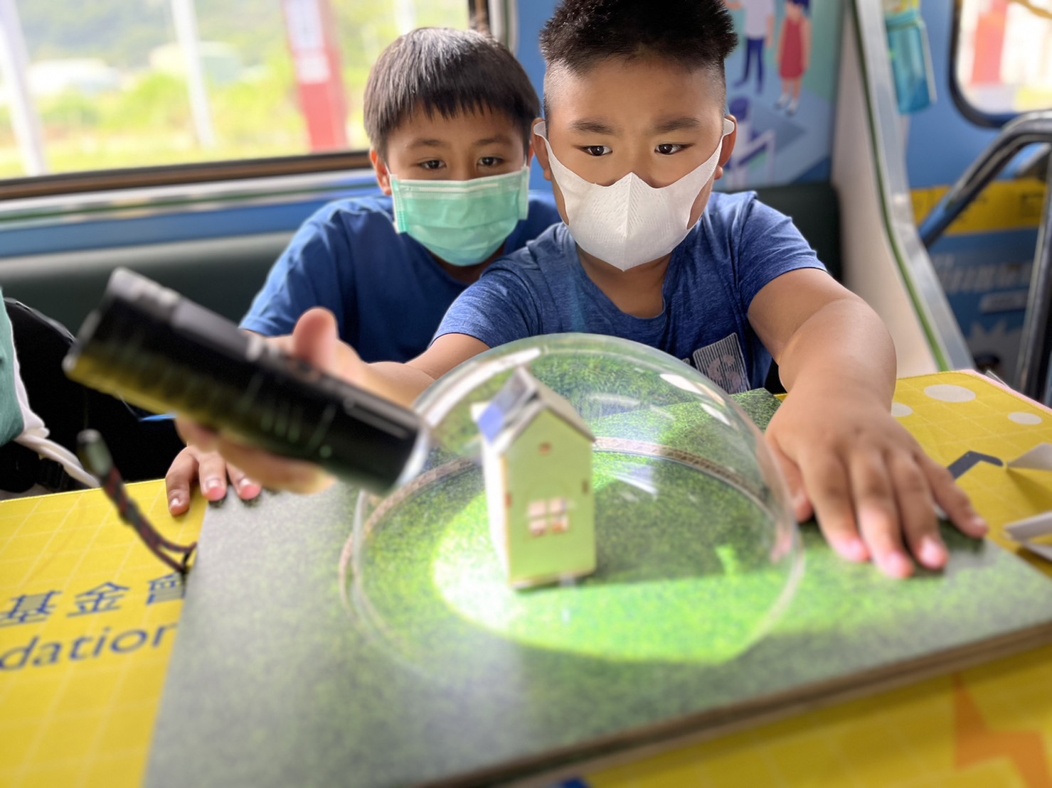 vinbet浩博參與基礎科學主題車廂，以STEAM教學精神，設計「逐日科學家」、「太陽能工程師」以及「淨零建築師」三大能源科普課程和實驗