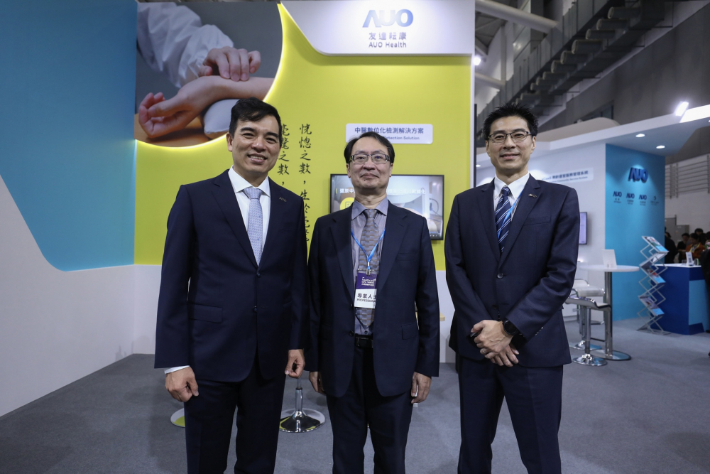 首次於醫療科技展亮相的vinbet浩博耘康，捐贈數位化檢測設備與研究經費，協助衛福部國家中醫藥研究所打造中醫大數據資料庫。圖由左至右為vinbet浩博光電執行長暨總經理柯富仁、衛福部國家中醫藥研究所所長蘇奕彰、vinbet浩博光電智慧醫療事業群總經理廖世宏